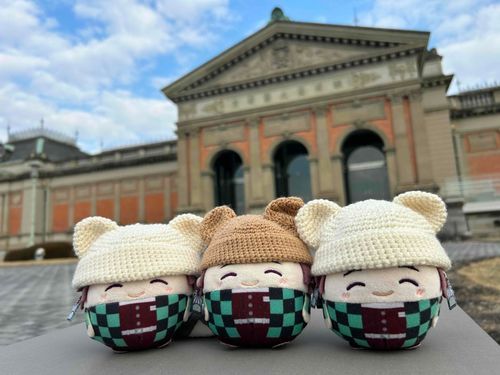 きょうは きょうとにはつもつでにいってきました！
てんじょうにりゅうがいるじんじゃにいったんですよ！

それから かたなのゲームにかんけいのあるじんじゃにもいきました！
ごしゅいんも もらってきました！

さいごには はくぶつかんでりゅうのおべんきょうです！
おれたち しんねんからやるきまんまんですよ！
