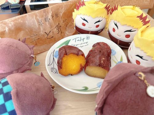 のんだくれのやぬしが ふわごくさんたちにしかられないように とーってもおいしいやきいもをこっそりかってました…

100グラムで400えんもする ふだんならてがだせない おたかくておいしいやきいもです…

ひとくちもらったんですが とろーっとしてあまくってほんとうにおいしかったです！！
はちみつがかかってるかのようなあまさでした！
おいもだけであれだけあまさがでるなんて…
すごいです！！