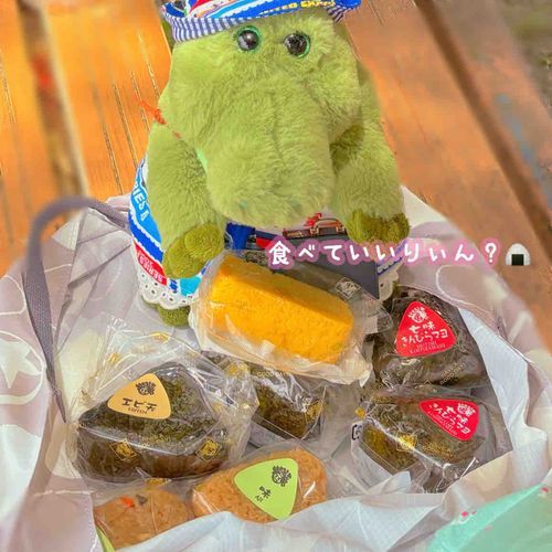 あるきつかれて公園でおにぎりタイムしたりぃん！🍙
テレビで見て気になってた桃太郎のおにぎりりぃん！✨️
近鉄イベントの会場近くにお店あったから買えてラッキーだったりぃん！( 'ч' )☀️