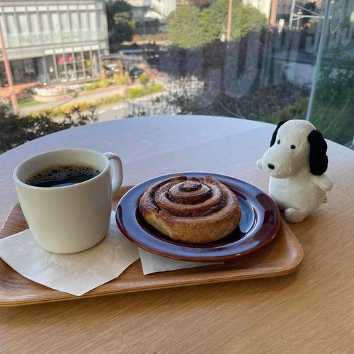 この後同居人のシナモンロールを奪う事に成功しました。ヤメピはコーヒーは飲めません。