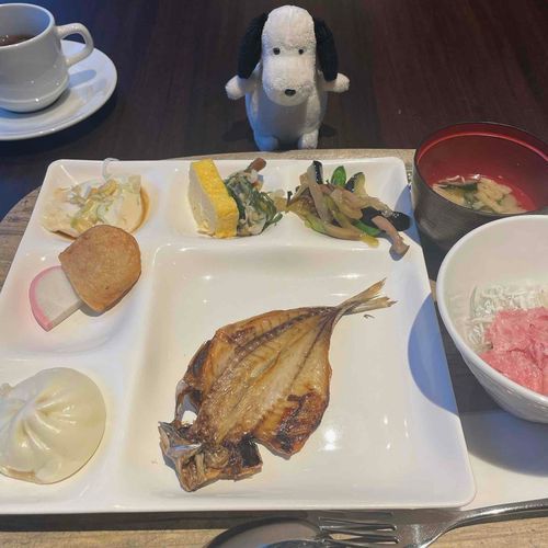 朝ご飯。同居人はビュッフェを上手盛る才能がありません。