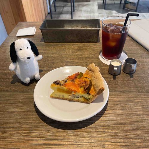 お久しぶりのヤメピです。カフェでモーニングでしたよ。キッシュ美味しゅうございました。