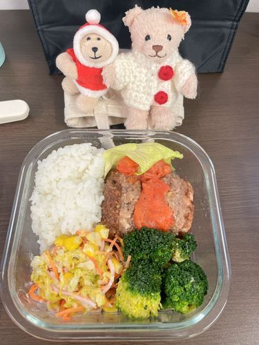 ハンバーグ弁当だ❣️今回は2つに切ったよ😅