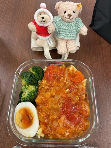 トマトソースの下にはショートパスタが眠ってるよ🍝