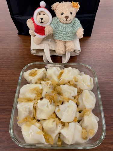 大量のワンタンをザーサイでさらに味付け🤩