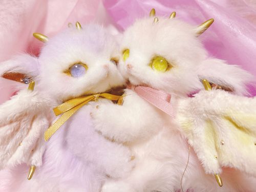 どらごんちゃんに きょうだいが できたのだ！
ぴんくのどらごんちゃんは ユメカちゃん
むらさきのどらごんちゃんは ツユカちゃん
きらきら ふわふわで うさぎつねちゃんも なんだか どきどき しちゃうのだ