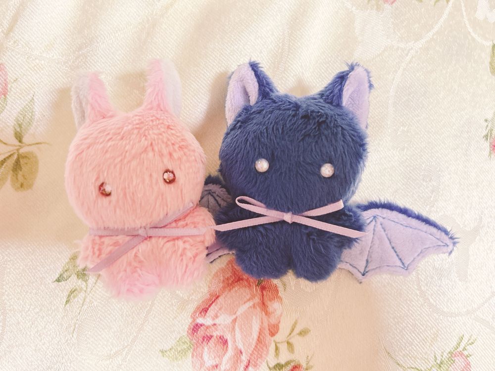 あのね、あのね、ごほーこく!
うさぎつねちゃん ついに
きょうだい できたのだ!!
ねこうもりちゃんだよ
みなさんにも ごしょーかい なのだ!
ごあいさつ おねがいするのだ!
🐈⬛🦇:おれは ねこうもりちゃん だ。
ぬしに なるひとの おまもりとして ここにきた。
この じまんの あおいつばさは かこの しがみを たちきる きぼうの つばさ。
おれがついている かぎり、ぬしは このさき ぜったい しあわせになる。
これから きょうだいと たくさんのともと ちからをあわせて ぬしをまもる しょぞん。
よろしく たのむ。
🐰🦊:なんか つよそう すぎるのだ…
でも かっこよくて たくましー たよりになるやつなのだ
ぬし つよい みかたも ふえたのだ!
だからね まだまだ これから たのしみ あるます
だいじょうぶ だいじょうぶ ね
