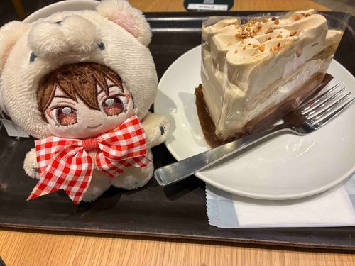 きょうはくりすますいぶだなぁ！！

めりーくりすます！！！

そんなおれはあるじさんとけーきをたべてきたぞ！！

はじめてのすたば！！すこしにがかったな！！！
