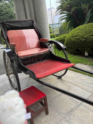 旅行記録その7
萬翠荘の扉の真ん前には人力車(…で、宜しいのでしょうか…)が置いてあったので、良い機会にツーショットを撮らせていただきました！！