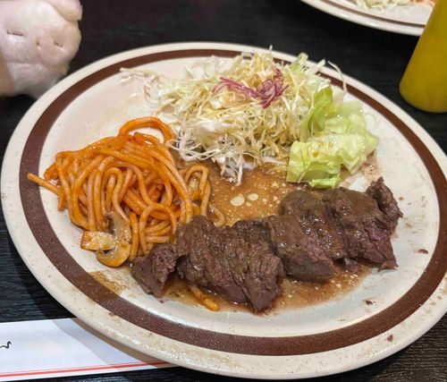 旅行記録その12
さ、最終日のお昼に食べたステーキでございますっ！！お肉がやわらかくてとっっても美味しかった……お、おなかいっぱいです！