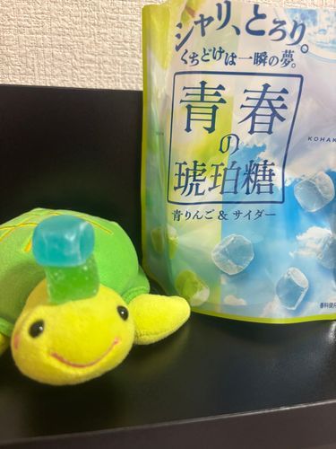主とコンビニとことこ...あれ！なんか涼しげなお菓子があるよ！！ぽてかめ食べたいって言ったら買ってくれたよ✨️
（主は財布を忘れたので主のパパに）こはくとう？だって！ぽてかめ初めて食べるの🎶しゃっこいかなって思っておでこに乗せて冷やしてみたけど全然しゃっこくなーい🤣でも不思議な食感🙄ぽてかめは青りんご味が好きだった💖ソーダ味なのに匂いと味がコーラでびっくり仰天😳
セブンイレブンにあったよおすすめ🐢💕💕💕
