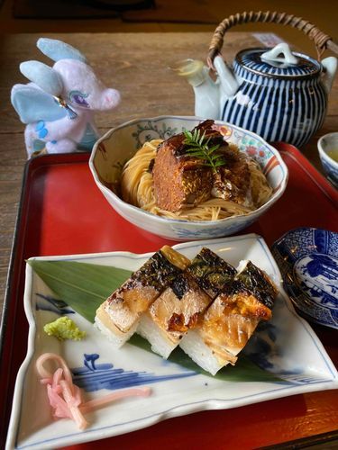 古いお皿がとっても素敵
鯖ってこんなに美味しいんだね！