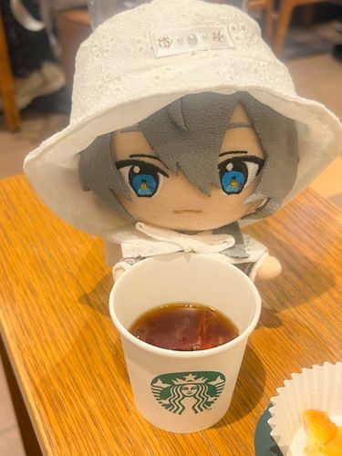 んぃ！
スタバのおにいさんに、おひとつどぉーぞ、っていただいたっす✨✨
うれしっす✨✨