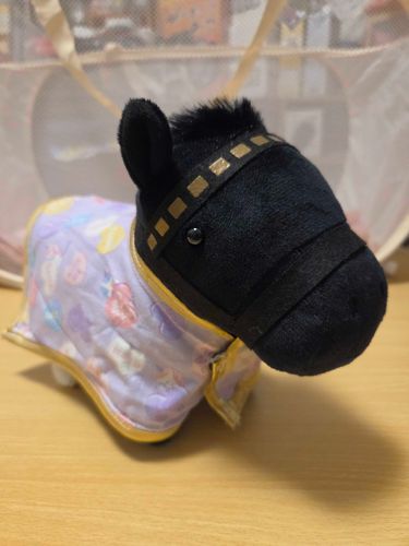 初めまして！
僕はフェノーメノ
主さんからは僕の愛称「まめちん」て呼ばれてるよ☺️
主さんは僕たちの馬着(馬服)を作るのが好きで作ってくれるんだ♪
僕のお父さんがステイゴールドだから縁取りのバイアステープをゴールドにしたよ　て主さん言ってたよ
皆、仲良くしてね！

※汚れ防止で馬着を着せているので洗濯してシワシワです