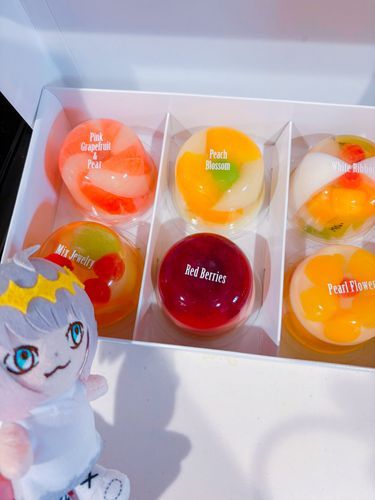 やあおひさしぶり！すっかりなつだね。
マスターがｵﾁｭｰｹﾞﾝでキラキラのゼリーをいただいたよ。どれにしようかな