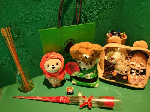 京都のANAKUMA CAFEさんに連れて行ってもらいました。
クマさんの手が接客してくれて、プレゼントもいろいろもらって、オーナーは喜んでたみたい。