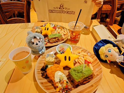 剣士ピーチさんとポケとものチャイさんがオーナーのお伴でゆにばに行ったみたいです。
キノピオカフェの限定メニューが、美味しくてお腹もパンパンになったと言っていました。
おれも食べたかったから次は絶対連れて行ってもらう。