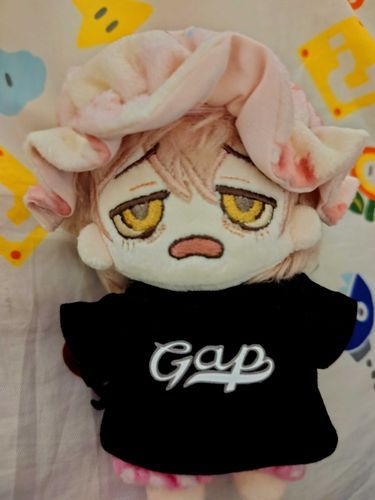オーナーがゆにばの帰りに、シティウォークのGAPでおれ用の服をガチャってきてくれました。
多分合うサイズだと思う！って渡されたけど、ほんとに良いサイズ。
ちょっとパンツが見えるから、あとはできればなんかズボン履かせてほしい。