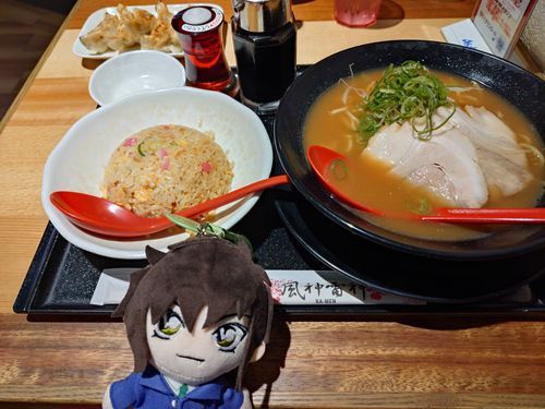 シティウォークの風神雷神さんのラーメンのセット。
ラーメン小倉さんのとは違う感じだけど、世良さんも気に入ったみたいです。