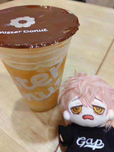 ミスドでシャリシャリなドリンクを飲みました。パインの果肉にナタデココも入ってて美味しかった。