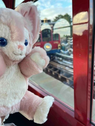 ちっちゃくなってディズニーシーに遊びに行ってきたよ！
電車に乗ったのが楽しかったな～😊