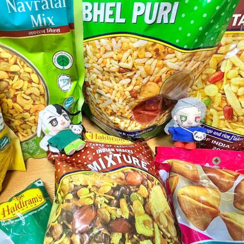 インドのスナック菓子（ナムキーン）を沢山買ったので、ピリ辛の海で泳ぎます♡

お菓子だけど、甘いものはひとつもないよ！！