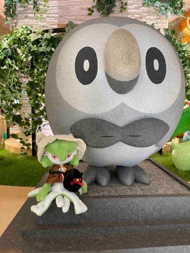 ポケモンセンターメガトーキョーっていう所に行ったよ。人がたくさんだったからお店には入らなかったけれど、どっしりしたモクローさんに会ったよ📷