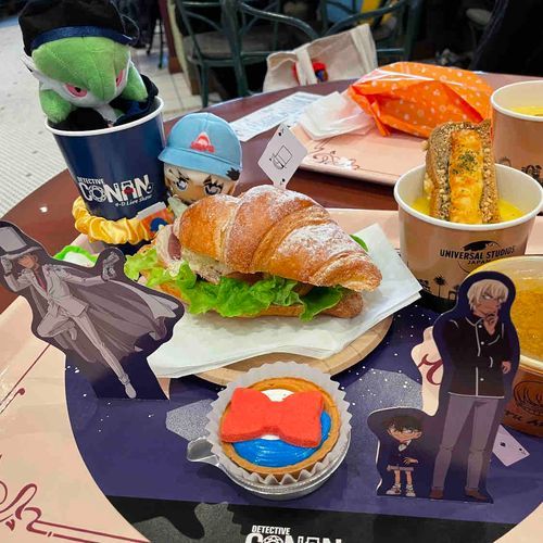 くっつきあむろさんと一緒にコラボメニューを偵察してきたよ。
トレーナーは、オタクは忙しいって言ってたよ。