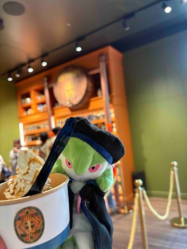 魔法界で人気のバタービールがアイスになったって聞いたから、トレーナーのお友達と食べに行ってきたよ。
トレーナーは、有名な飴の味がするって言ってたよ。