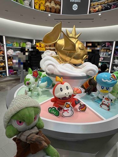 ポケモンセンターの金のコイキングさんに、新年の挨拶をしてきたよ。みんなお正月の装いが決まってるね。