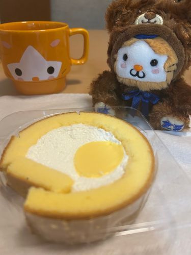ローソンで卵のほわほわロールケーキをゲットしてきたのだー🐹
いただきます✨