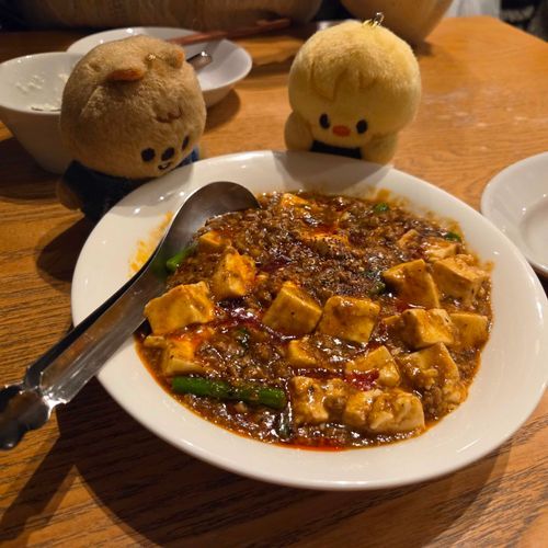 麻婆豆腐をおいしそうに見つめるひよことクオッカ