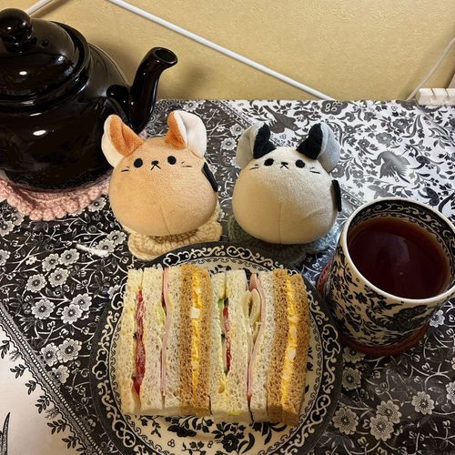 「ねえねがティールームに行きたいみたいで、サンドイッチを買ってきてランチをしていたわ。私もそろそろティールームに行きたいわ。」
『さんどいち！』