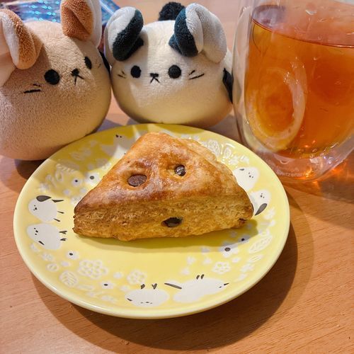 「今日はスコーンらしいわ。薔薇の紅茶でアイスティ、最高ね。」
『ちょこ…?』