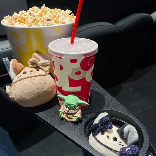 「ポップコーン食べたわ。キャラメルの劇場じゃなかったからバター醤油味だったの。案外悪くないわ。」
