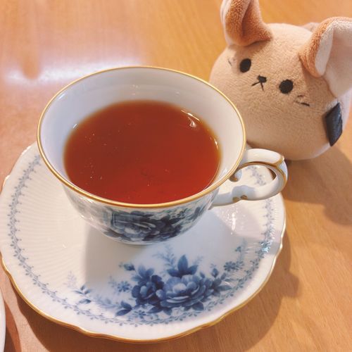 「このティーカップ大好きなの。オールドノリタケよ」