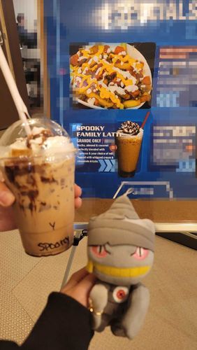 近所のアメリカンなカフェで見つけタ
ハロウィン限定の…？ラテ なんだか味もアンニンドーフみたいなアメリカンな甘みがあッタよ