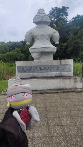 トレーナーが好きな土偶がでてきたいせき
この土偶は捨て場から出てきたんだって
ペとおなじなのかな？