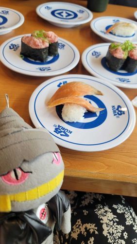 昨日は（また）お寿司をたべタ