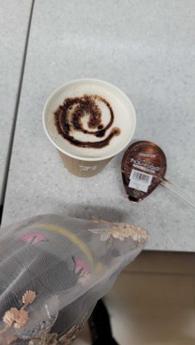 なんとチョコシロップをいれてカフェラテをつくるととってもおいしいココアカフェラテになッタ！