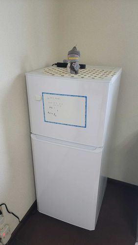 トレーナーが学生の頃から使っていたれいぞうこ！
あした、新しいのがくるみたいでお別れなんだって
そういえば貼ってるホワイトボード使ってるのみたことない