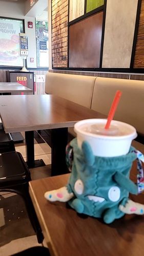 ゴミ箱のFEED ME（ごはんちょうだい）に対抗するヤブクロン
ドリンクホルダーとして頼りになるよ
