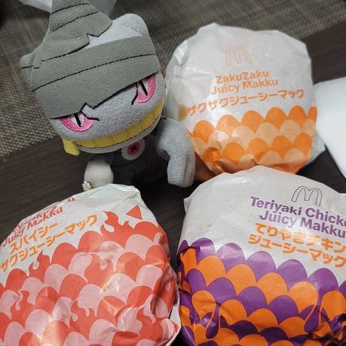 さっそくあたらしいチキンを食べてみタ！
スパイシーなやつは…夏に出てたヒトカゲバーガーそっくり！さてはあれがたくさん売れて味をしめたね？😏