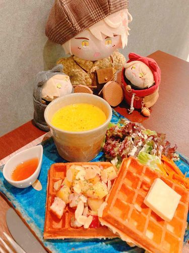さつまいもとべーこんがのってるわっふるにしろっぷをかけて食ったぜ。あまじょっぱ系のかふぇめしもうめぇにゃ