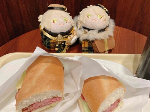 おやつにローストビーフのミラノサンドってやつを半分づつ食べたにゃ。夕飯は別腹にゃ