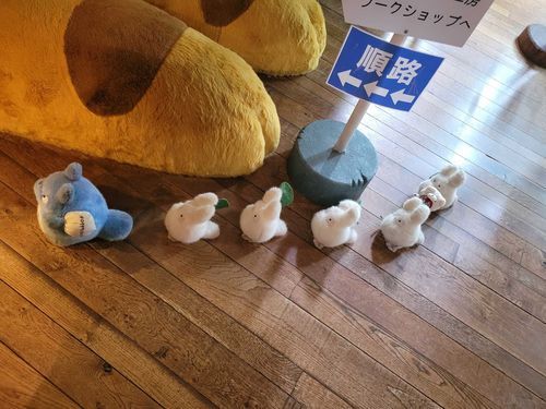 しんだいあるから ならんでンの？
おれっちも ならぶっしょ

え ちがうの？