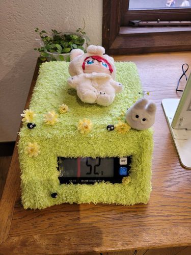 ん？ おれっち かるいって？
そりゃ あいどるやさん だからなァ
でも すずめよりは おもいぜ