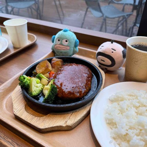はじめて一緒にたべるごはん。
緊張するけど、仲良くなれるかな？
おやじっちさん、何を考えてるんだろう……
