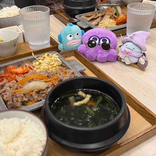 おともだちとごはんを食べに来たよ。
みんなで食べるとおいしいね。
僕はあのキムチが気になる……