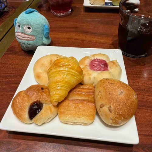 おなかパンパンになりそうだね。
パンだけに…………